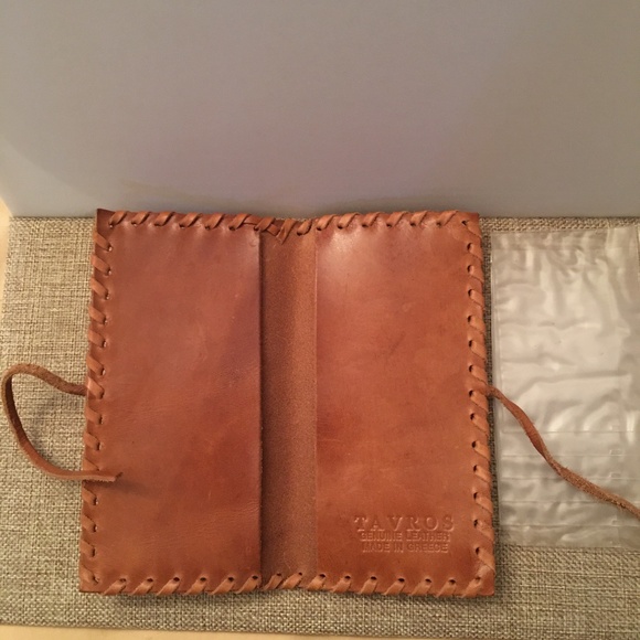 Host Pick! TAVROS Ladies Wallet - Picture 4 of 6